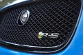 Jaguar XFR-S bleu logo calandre
