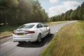 Jaguar XFR Speed Pack - blanche - 3/4 arrière droit, dynamique