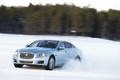 Jaguar XJ AWD bleu 3/4 avant gauche filé