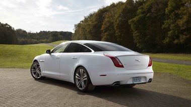 Jaguar XJ Pack Sport blanc 3/4 arrière gauche