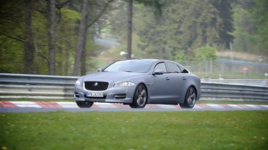 Jaguar XJ Ring Taxi - gris mate - 3/4 avant gauche, dynamique