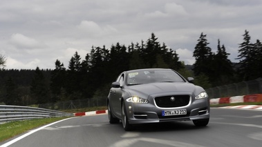 Jaguar XJ Ring Taxi - gris mate - avant dynamique