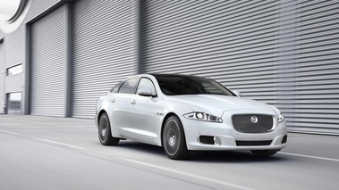 Jaguar XJ Ultimate blanc 3/4 avant droit travelling