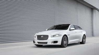 Jaguar XJ Ultimate blanc 3/4 avant gauche travelling