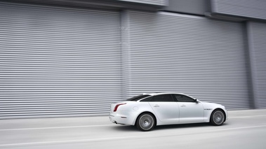 Jaguar XJ Ultimate blanc profil travelling