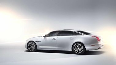 Jaguar XJ Ultimate blanc profil 