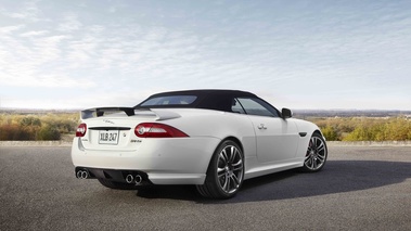 Jaguar XKR-S Convertible blanc 3/4 arrière droit capoté