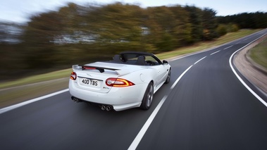 Jaguar XKR-S Convertible blanc 3/4 arrière droit travelling