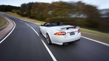 Jaguar XKR-S Convertible blanc 3/4 arrière gauche travelling penché