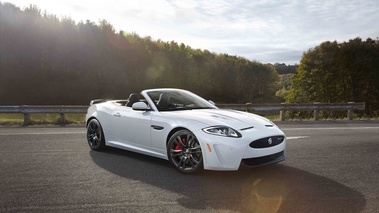 Jaguar XKR-S Convertible blanc 3/4 avant droit