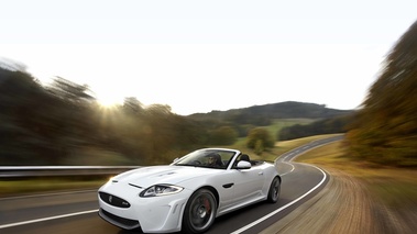 Jaguar XKR-S Convertible blanc 3/4 avant gauche travelling debout