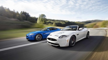 Jaguar XKR-S Convertible blanc & XKR-S bleu travelling