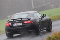 Jaguar XKR-S noir 3/4 arrière droit filé penché