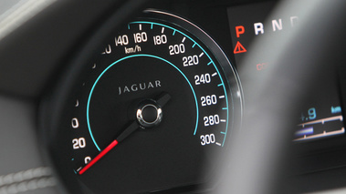 Jaguar XKR-S noir compteur