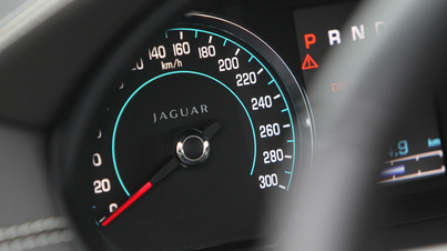 Jaguar XKR-S noir vue du compteur