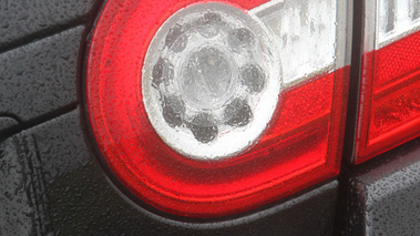 Jaguar XKR-S noir logo R-S coffre debout