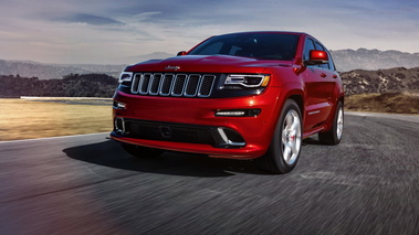 Jeep Grand Cherokee SRT 2014 - rouge - 3/4 avant gauche, dynamique