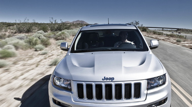 Jeep Grand Cherokee SRT-8 gris face avant travelling debout