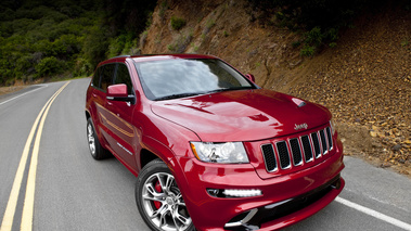 Jeep Grand Cherokee SRT-8 rouge 3/4 avant droit penché 2