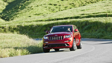 Jeep Grand Cherokee SRT-8 rouge 3/4 avant gauche penché