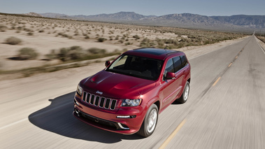 Jeep Grand Cherokee SRT-8 rouge 3/4 avant gauche travelling penché vue de haut