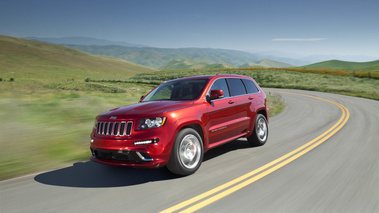 Jeep Grand Cherokee SRT-8 rouge 3/4 avant gauche travelling penché