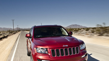 Jeep Grand Cherokee SRT-8 rouge face avant travelling debout