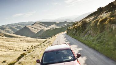 Jeep Grand Cherokee SRT-8 rouge face avant travelling penché vue de haut debout