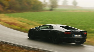 Lamborghini Aventador noir 3/4 arrière gauche filé penché 2