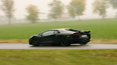 Lamborghini Aventador noir 3/4 arrière gauche filé penché