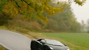 Lamborghini Aventador noir 3/4 avant droit filé penché debout