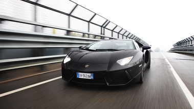 Lamborghini Aventador noir 3/4 avant gauche travelling