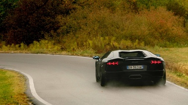Lamborghini Aventador noir face arrière
