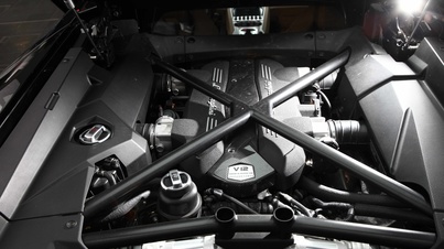 Lamborghini Aventador noir vue du moteur