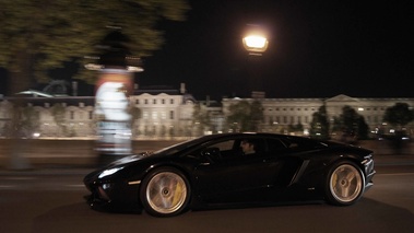 Lamborghini Aventador noir profil travelling