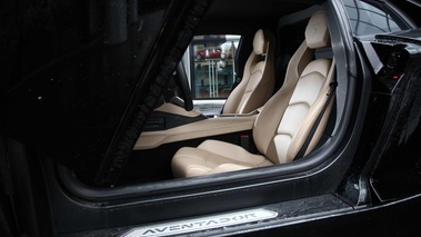 Lamborghini Aventador noir sièges 2