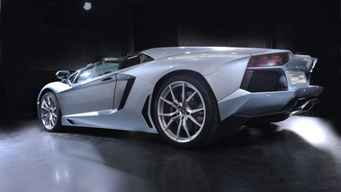 Lamborghini Aventador Roadster - bleu Azzuro Thetis - 3/4 arrière gauche