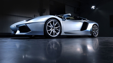 Lamborghini Aventador Roadster - bleu Azzuro Thetis - 3/4 avt gauche