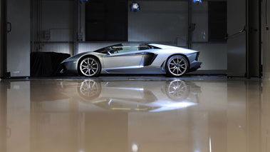 Lamborghini Aventador Roadster - bleu Azzuro Thetis - profil gauche