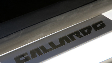 Lamborghini Gallardo LP560-4 MkII blanc pas de porte