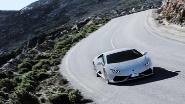 Lamborghini Huracan LP610-4 blanc 3/4 avant droit filé penché vue de haut