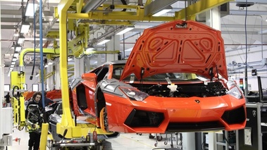 Usine Lamborghini - chaîne de montage Aventador debout 2