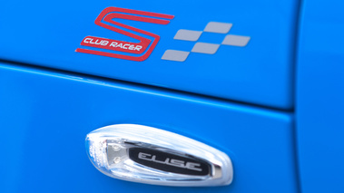 Lotus Elise S Club Racer bleu logo aile avant