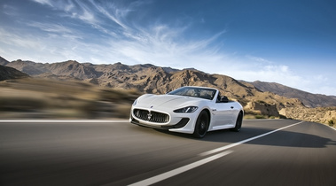 Maserati GranCabrio MC Stradale blanc 3/4 avant gauche travelling penché