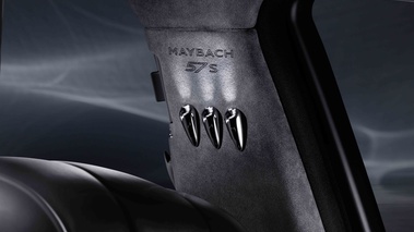 Maybach 57S noir logo montant intérieur