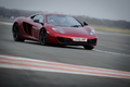 McLaren MP4-12C bordeaux 3/4 avant droit penché