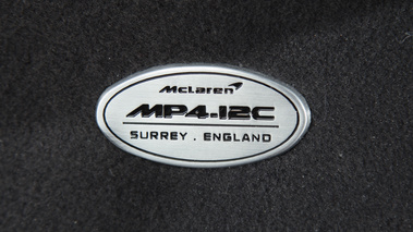 McLaren MP4-12C bordeaux plaque intérieur