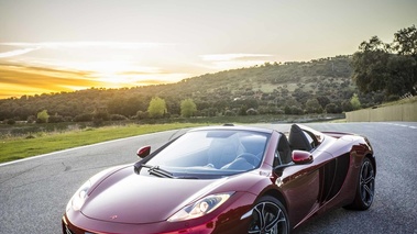 McLaren MP4-12C Spyder bordeaux 3/4 avant gauche debout