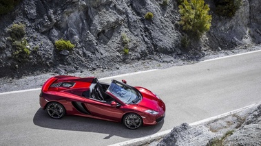 McLaren MP4-12C Spyder bordeaux profil vue de haut