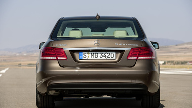 Mercedes Classe E 2013 - marron - face arrière